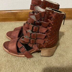 Freebird by Steven Country Sandals Rust color size 7